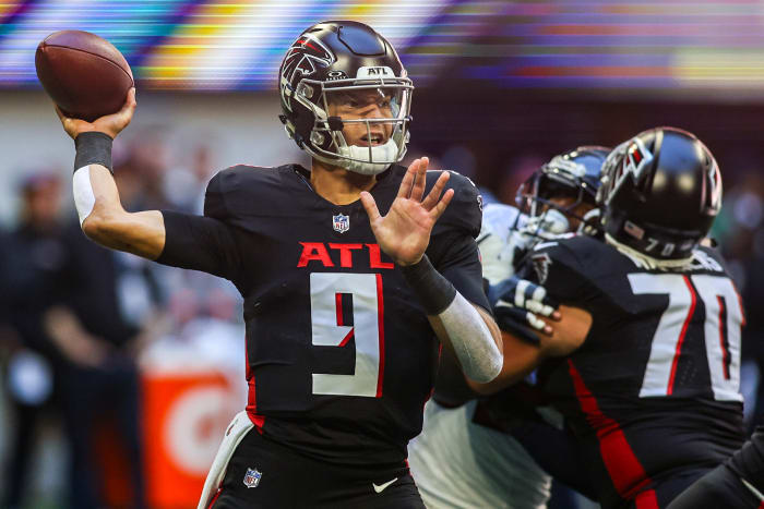 Oct 8, 2023; Atlanta, Georgia, USA; Atlanta Falcons quarterback Desmond Ridder (9) throws against the Houston Texans in the second quarter at Mercedes-Benz Stadium. Mandatory Credit: Brett Davis-USA TODAY Sports
